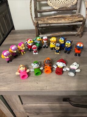 PRE OWNED 12 Paw Patrol Figures and 5 Finger Puppets